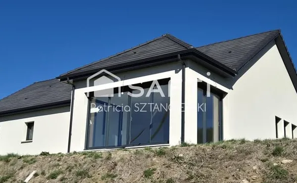 À VENDRE À TAUVES (63690) - MAISON NEUVE DE PLAIN-PIED, LUMINEUSE ET ÉCONOME, AVEC VUE SUR LES MONTA