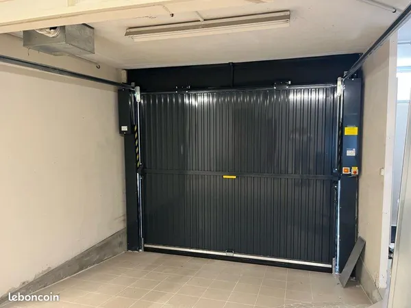 Grand garage avec stockage chaprais