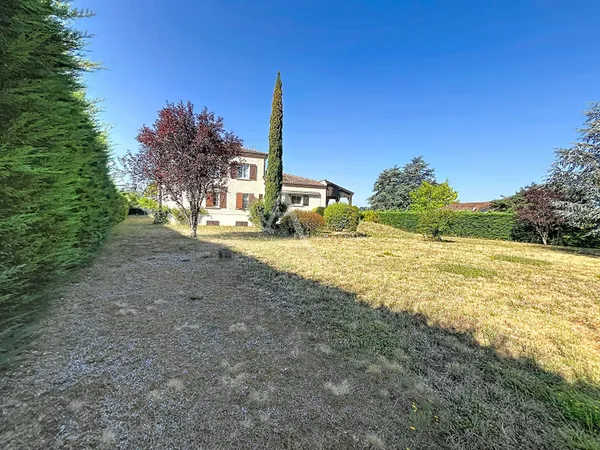 Maison plain pied de 229 m² avec 5 chambres, sous-sol complet, double garage et jardin clos à 3 minu