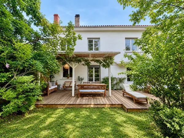 Maison de 140m2 sur terrain arboré de 831m2 et dépendance de 50m2