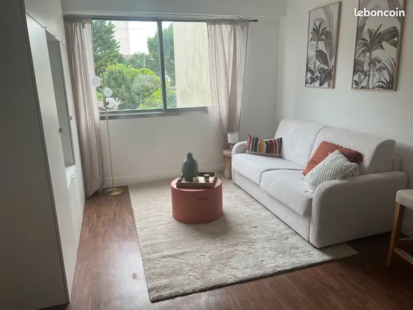 🏠 Studio moderne meublé - 3 min RER C & D