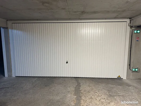 Garage box fermé 50 m²