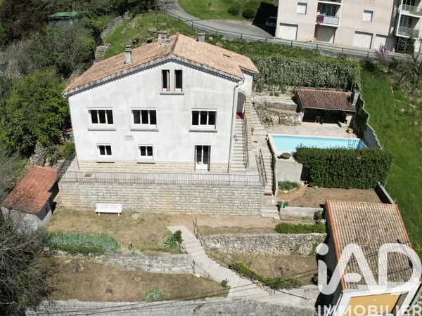 Maison 8 pièces 205 m²