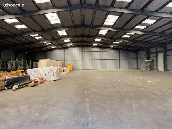 Entrepot de stockage 400 m2 à neuville du poitou
