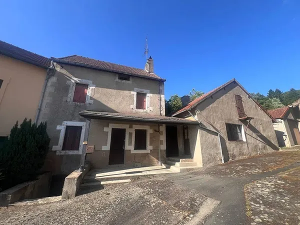 Charmante Maison de village à Vendre à Charbonnat - Une Opportunité à Ne Pas Manquer !