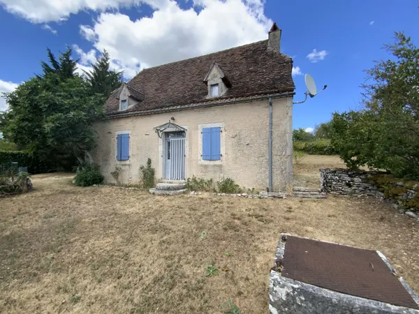 A vendre secteur Livernon maison en pierre rénovée, 2 chambres, bureau. Jardin clos et arboré .