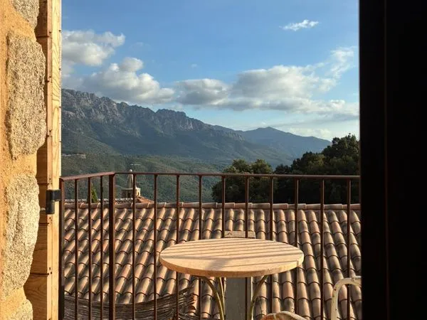 VERO - Maison de village meublée 65 m² avec terrasse et vue montagne