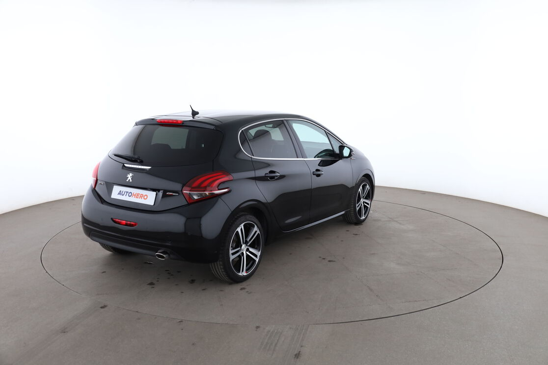 Peugeot 208 1.6 Blue-HDi GT Line — photo 5