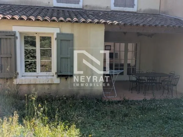 FAYENCE - MAISONNETTE T4 MEUBLÉE EN DUPLEX AVEC JARDIN