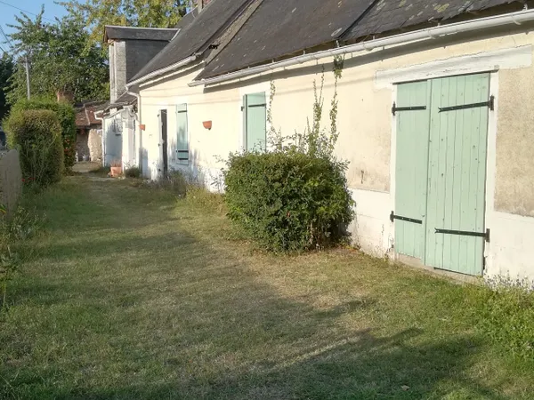 Vends jolie longère berrichonne dans son grand jardin