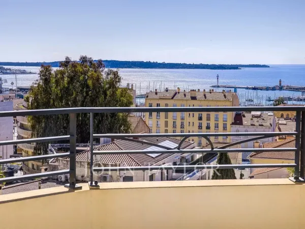 Toit terrasse vue mer à 400 m du port de Cannes