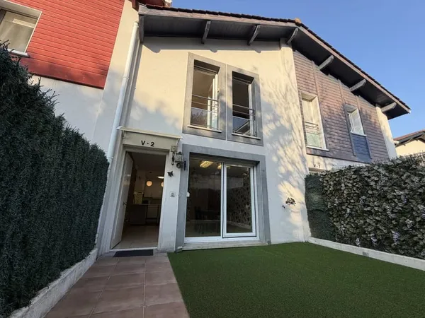 Maison mitoyenne avec double boxe !