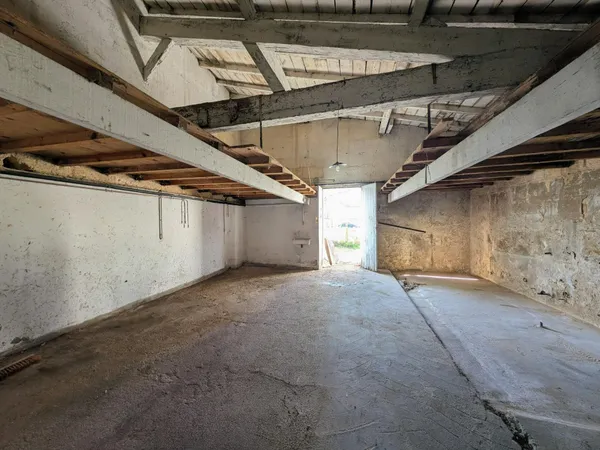 Garage 60 m² avec extérieur