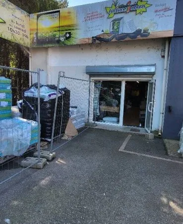 Local commercial 1 pièce 108 m²