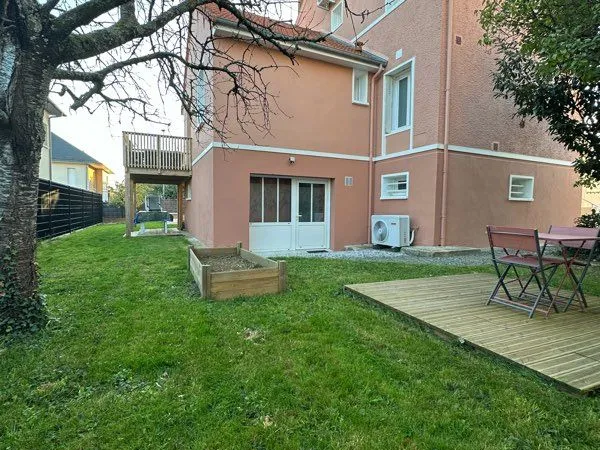 Studio neuf avec terrasse et extérieur