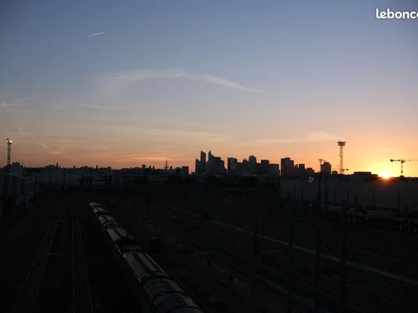 39 m² rénovés, le calme et une vue imprenable sur la défense