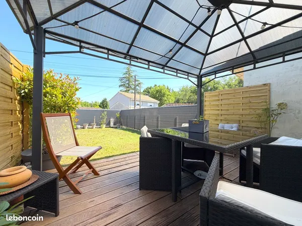 Maison de ville RÉNOVÉE 3 pièces 74 m2 avec TERRASSE ET JARDIN - ENTRE CENTRE CASTELNAU ET AVENSAN