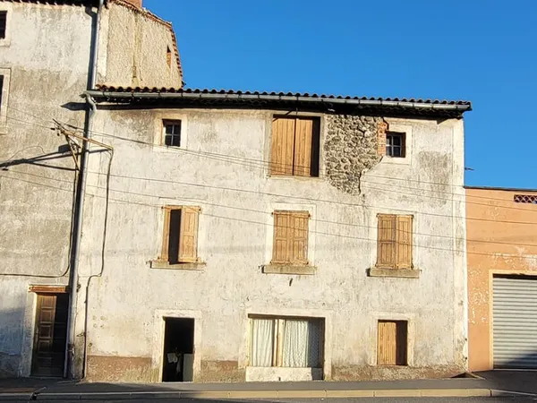 Maison de bourg à rénover entièrement ? Beau potentiel à Landos