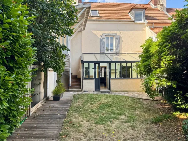Charmante maison de ville avec piscine à Lagny-sur-Marne