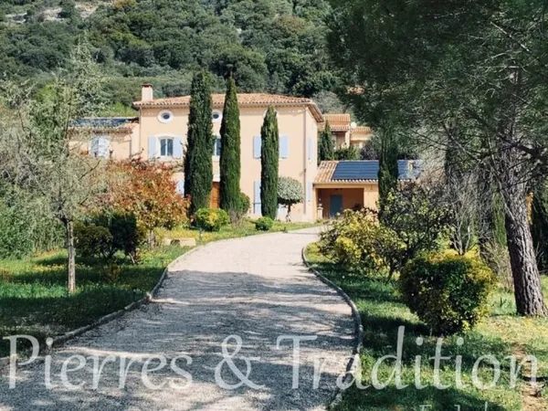 Rustrel, propriété tout confort à deux pas du village avec beau terrain paysager