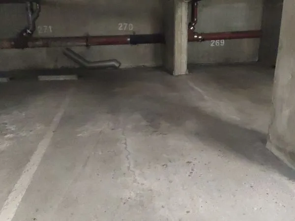 Place de parking 33800