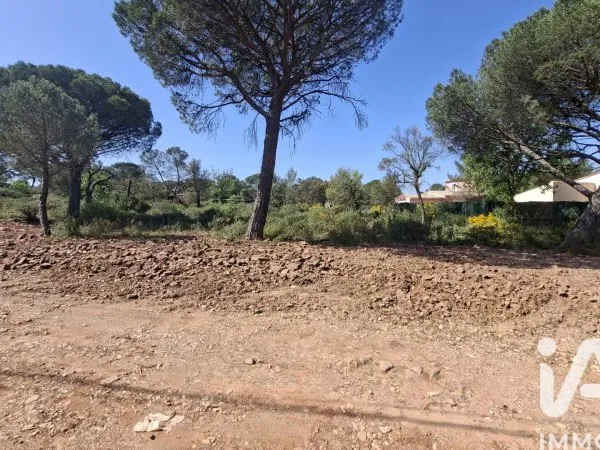 Terrain 908 m²