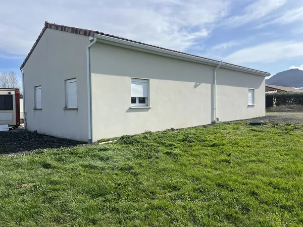 Local de 100m2 sur un terrain de 1233m2