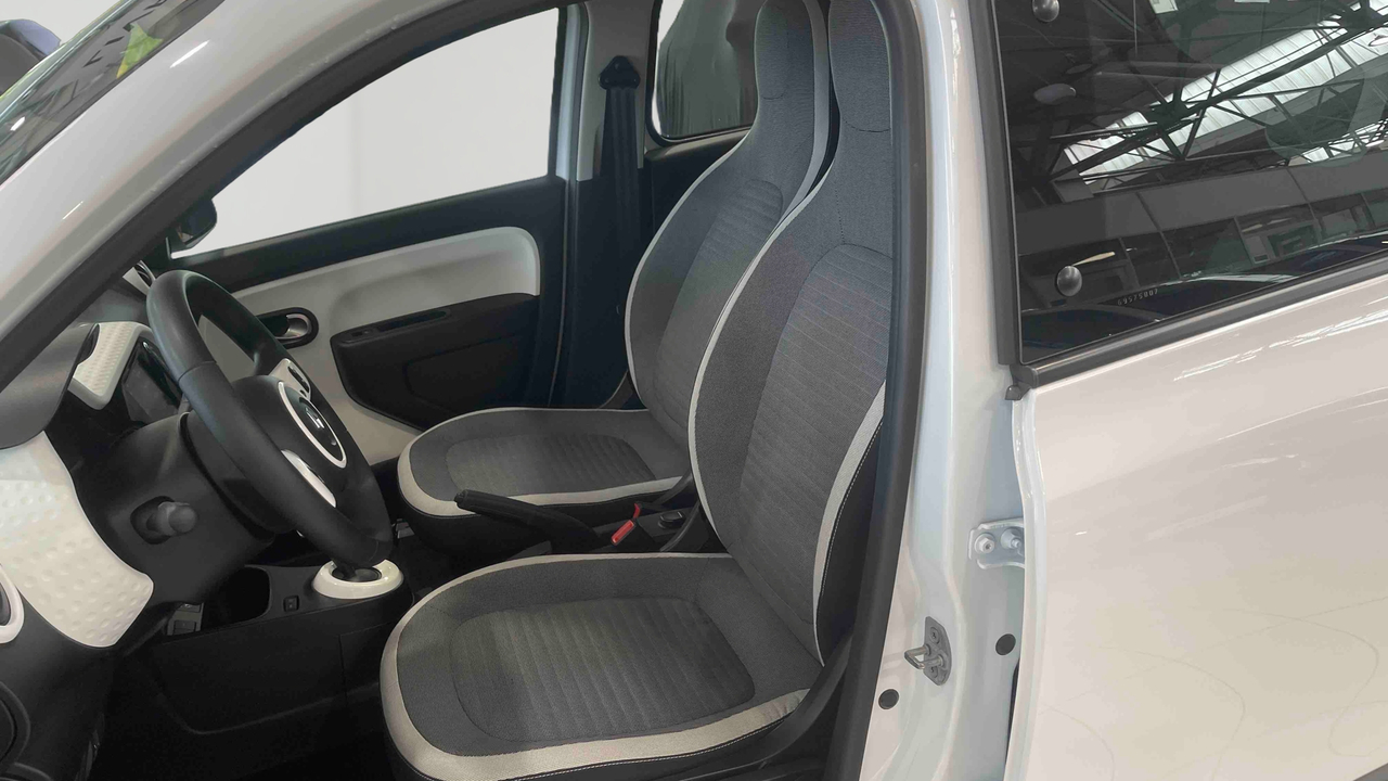 Renault Twingo III E-Tech — photo 11