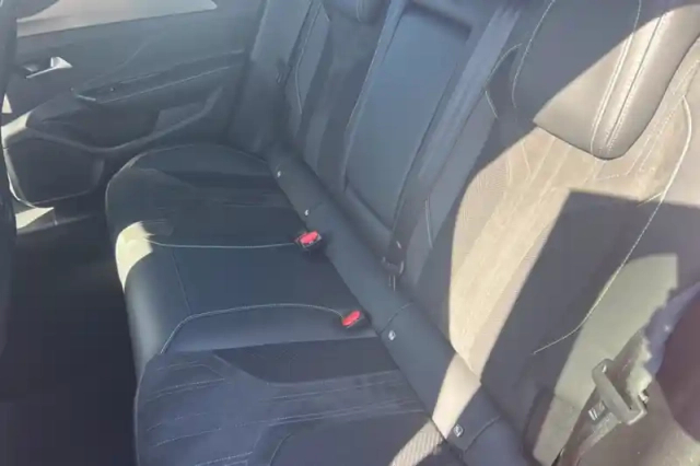Peugeot 408 phev 225 e-eat8 — photo 11