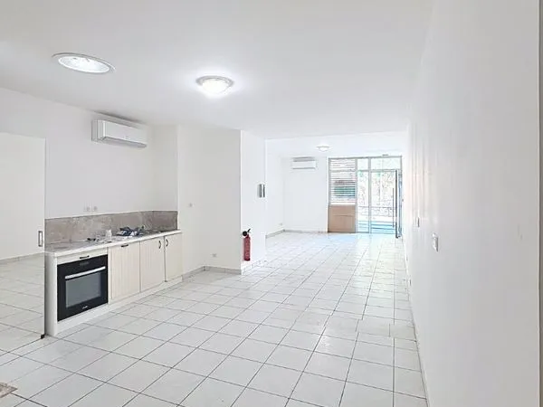 Local commercial 77 m² SAINT MAXIMIN LA SAINTE BAUME