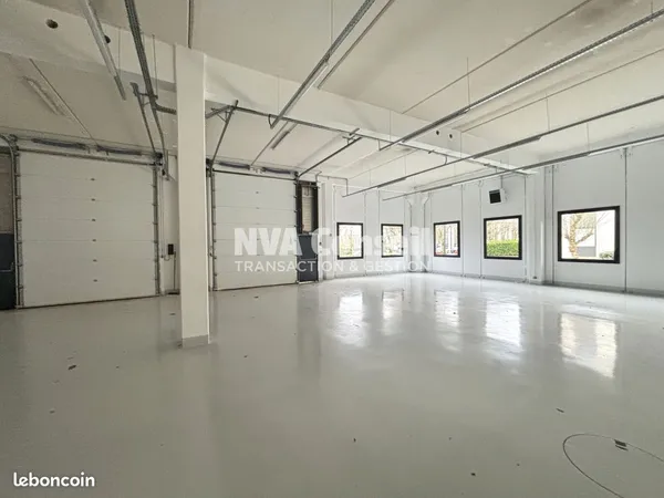 Local 1251 m² Cergy
