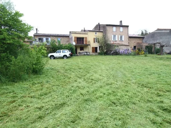 A vendre maison de village avec un jardin piscinable de 688m²