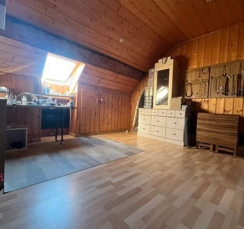 Je mets en vente cette maison familiale mitoyenne de 7 pièces de 149 m² située à Esprels. Construite