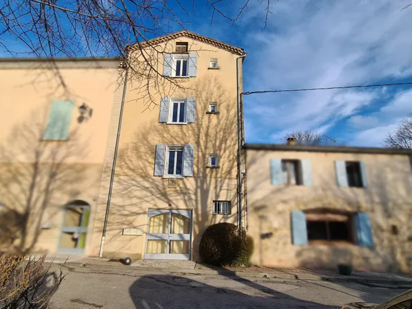 Immeuble en pierres composé de 3 appartements et un local