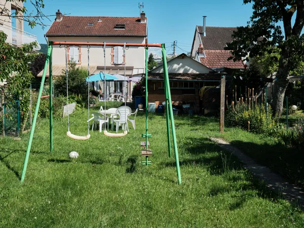 Maison avec jardin, à proximité du centre-ville