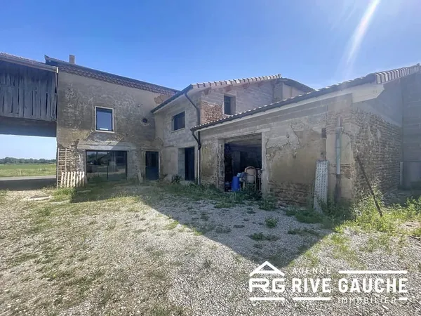 ALBON (26140) Ancienne ferme à rénover avec dépendances su