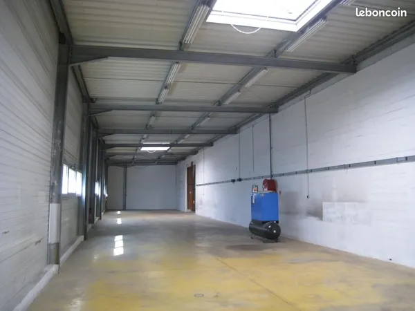 Local bureaux 900 m²