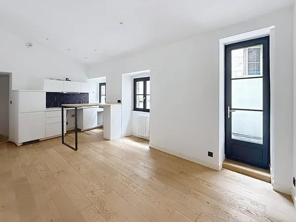 Appartement rénové en dernier étage en plein centre de Saint Paul