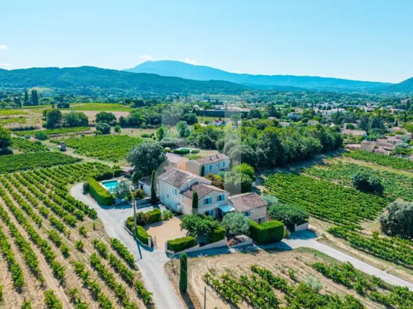 Mas avec logements indépendants au coeur de la Provence