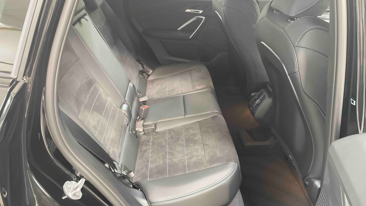 BMW iX1 eDrive20 — photo 13