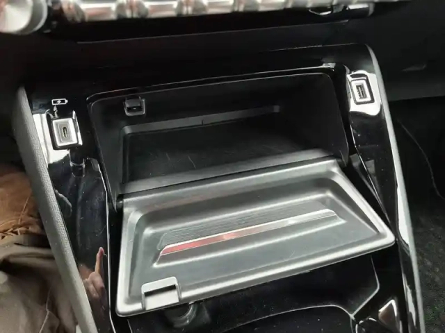 Peugeot 2008 electrique 136 ch — photo 29