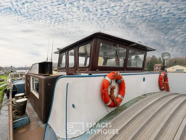 Péniche d'habitation rénovée sur le bassin d'Estrun