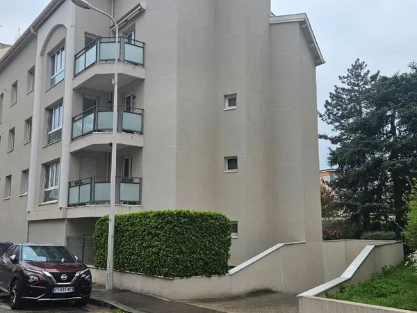 Garage fermé 17m² en sous sol - Lyon 3e