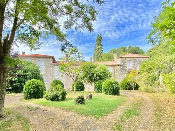 Ancien château du XVIIe siècle - Gentilhommière de caractère - 700 m² de bâti sur 1,7 ha - Vallans (
