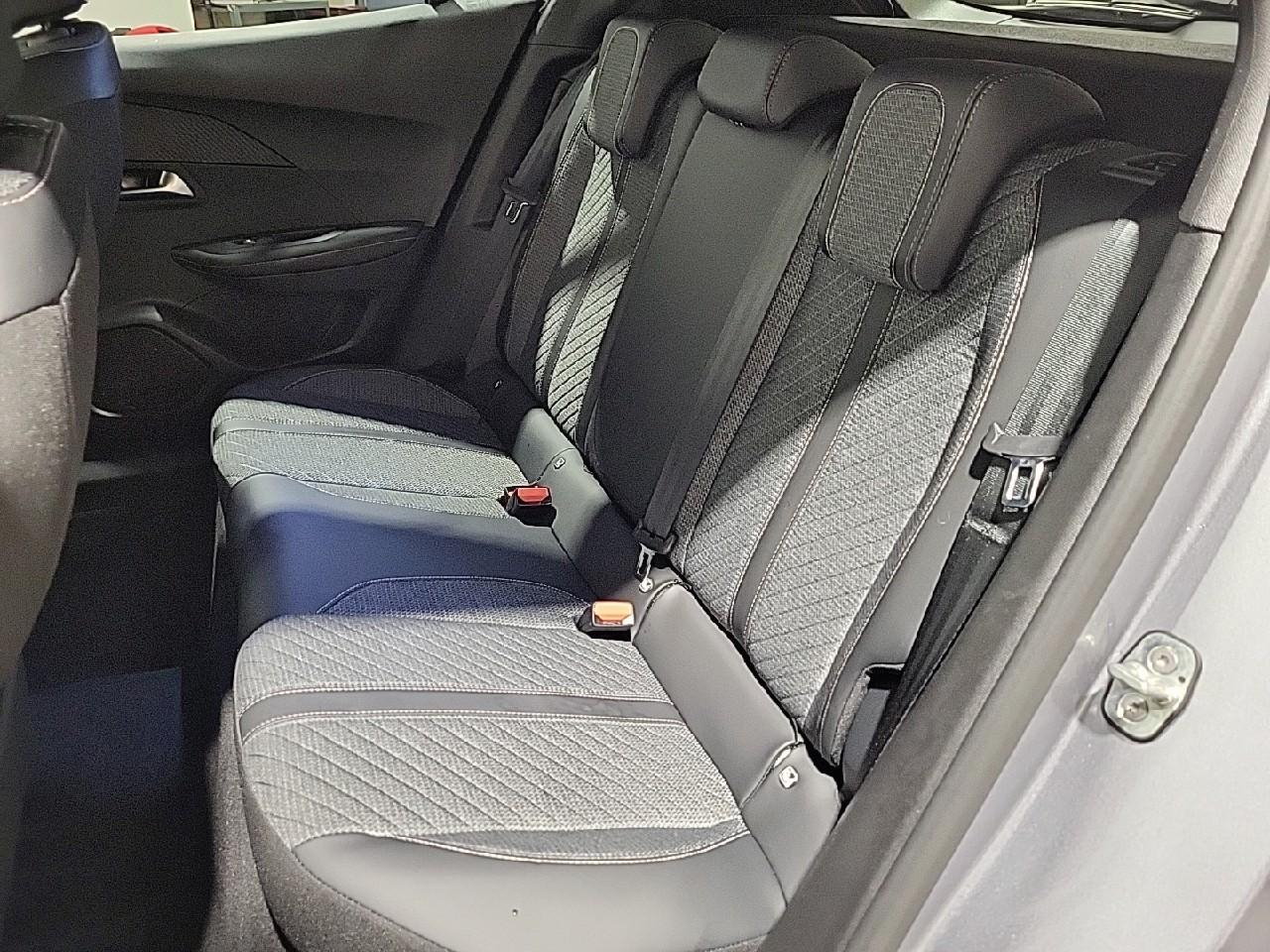 Peugeot 2008 electrique 156 ch 54 kwh allure — photo 13