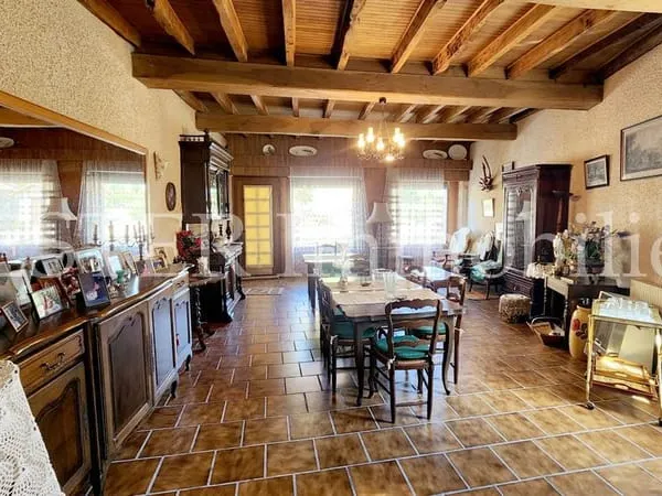 Grande maison de village avec 7 chambres, jardin et dépendances