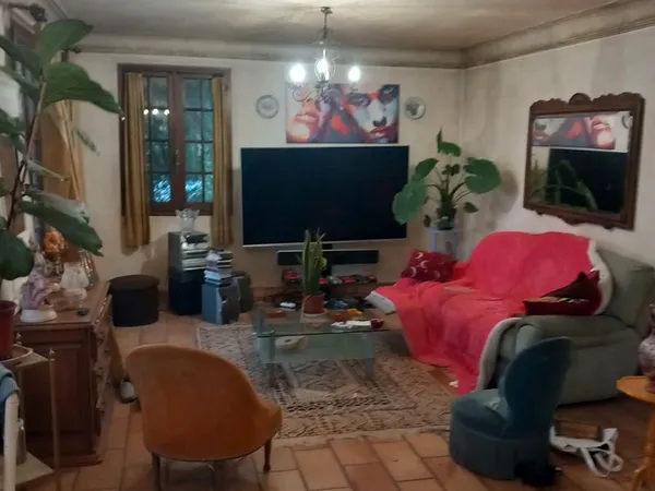Je desire trouver une colocatrice dame , grande maison , 150 m carre , jardin , terrasse , parking