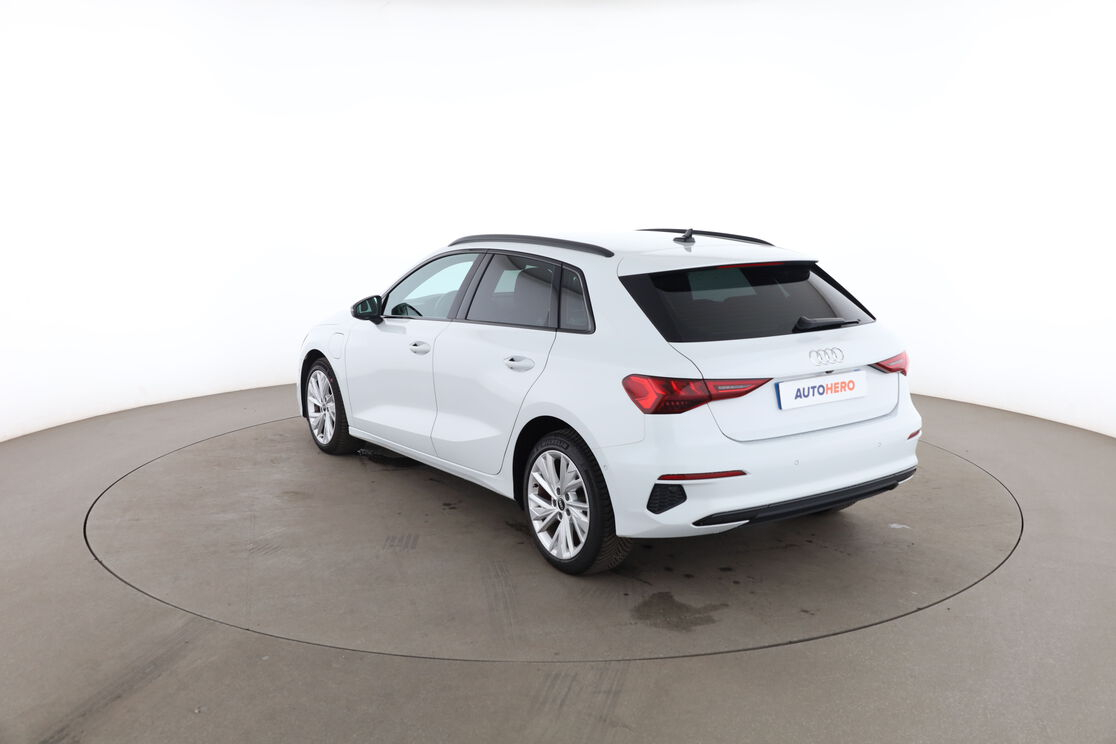 Audi A3 Sportback 40 e-tron Design Luxe S Tronic — photo 3