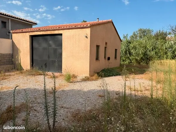 Grand garage de 75 m²