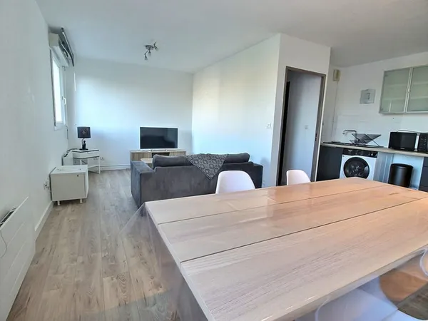 Appartement 1 chambre calme à louer au dernier étage avec terrasse à Avignon